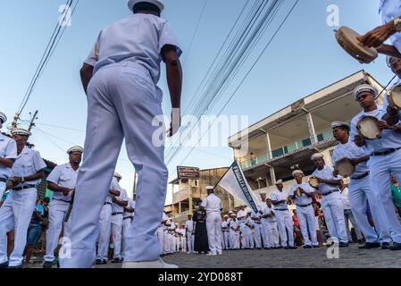 Saubara, Bahia, Brasile - 3 agosto 2024: I membri del Frigate Marujada brasiliano si esibiscono durante un incontro Chegancas nella città di Saub Foto Stock