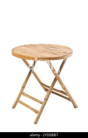 Tavolo da giardino rotondo in teak naturale isolato su sfondo bianco. Tavolo pieghevole in bambù. Foto Stock