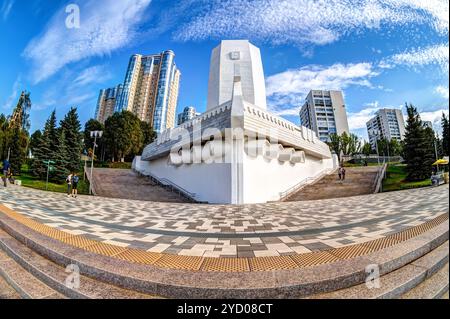 Samara, Russia - 15 Settembre 2018: monumento barca presso il city embankmen del fiume Volga. Vista fisheye Foto Stock