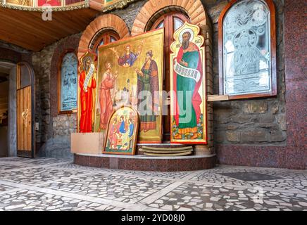 Kazan, Russia - 11 Giugno 2018: Hall con i cristiani ortodossi icone nel tempio di tutte le religioni Foto Stock