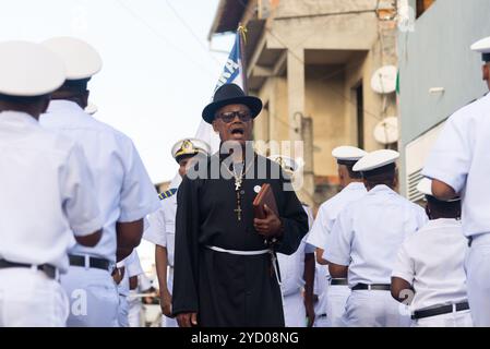 Saubara, Bahia, Brasile - 3 agosto 2024: I membri del Frigate Marujada brasiliano si esibiscono durante un incontro Chegancas nella città di Saub Foto Stock