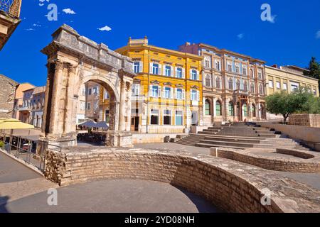 Piazza di Pola con vista sulla storica porta dorata romana Foto Stock