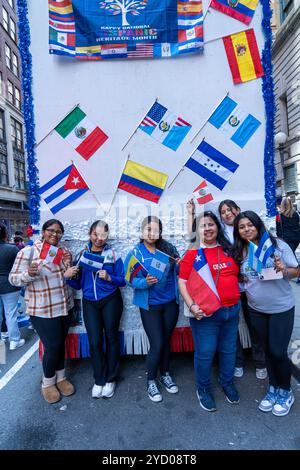 Le donne che rappresentano varie nazioni latine posano con le bandiere alla parata internazionale della giornata ispanica sulla 5th Avenue a New York City. Foto Stock