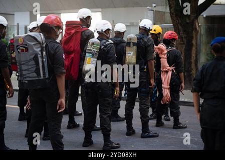 Salvador, Bahia, Brasile - 7 settembre 2024: I vigili del fuoco si preparano per la parata del giorno dell'indipendenza brasiliana. Città di Salvador, Bahia. Foto Stock