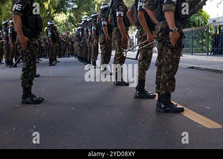 Salvador, Bahia, Brasile - 7 settembre 2024: Le truppe dell'esercito si stanno preparando per la parata del giorno dell'indipendenza brasiliana. Città di Salvador, Bahia. Foto Stock