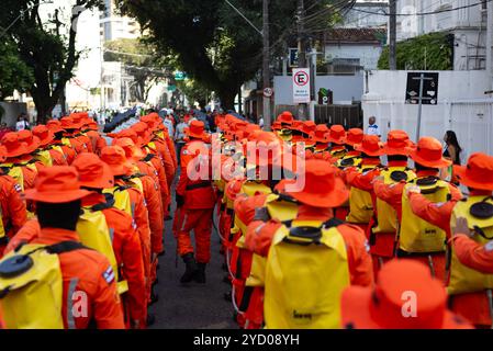 Salvador, Bahia, Brasile - 7 settembre 2024: I vigili del fuoco si preparano per la parata del giorno dell'indipendenza brasiliana. Città di Salvador, Bahia. Foto Stock