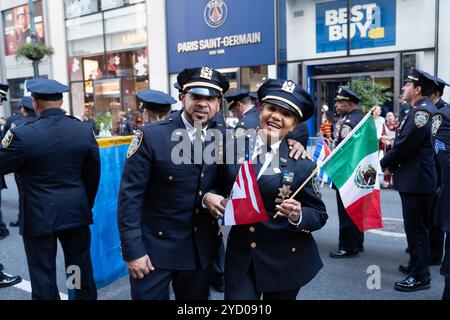 I membri della Metropolitan Transportation Authority Police Department Hispanic Society marciano nella International Hispanic Day Parade sulla 5th Avenue a New York City. Foto Stock