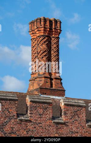 Camini decorativi in mattoni Tudor all'Hampton Court Palace, Londra, Regno Unito Foto Stock