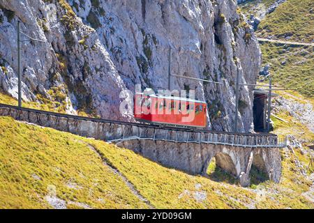 Il monte Pilatus sale sulla ferrovia a cremagliera più ripida del mondo Foto Stock