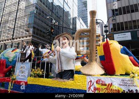 La Columbia fu ben rappresentata nella International Hispanic Day Parade del 2024 sulla 5th Avenue a New York. Foto Stock