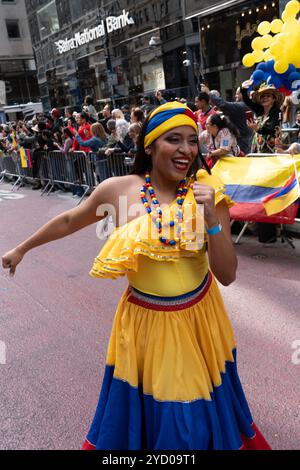 La Columbia fu ben rappresentata nella International Hispanic Day Parade del 2024 sulla 5th Avenue a New York. Foto Stock