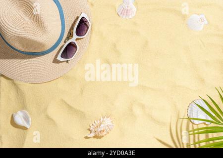 Conchiglie, cappello e occhiali da sole sulla sabbia. Sfondo per le vacanze estive al mare con spazio per copie. Foto Stock