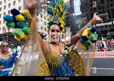 La Columbia fu ben rappresentata nella International Hispanic Day Parade del 2024 sulla 5th Avenue a New York. Foto Stock