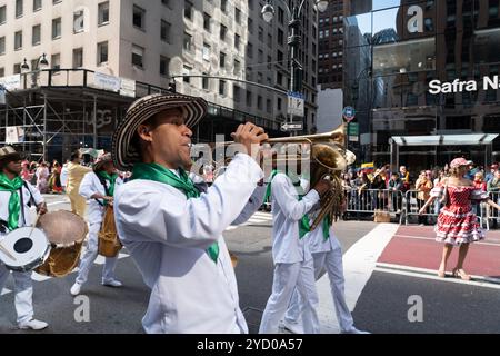 La Columbia fu ben rappresentata nella International Hispanic Day Parade del 2024 sulla 5th Avenue a New York. Foto Stock