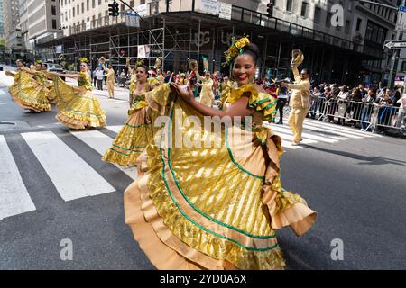 La Columbia fu ben rappresentata nella International Hispanic Day Parade del 2024 sulla 5th Avenue a New York. Foto Stock