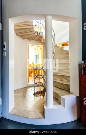 Scala a chiocciola Solar Stair all'interno della Cosmic House in stile postmoderno, Londra, Inghilterra Foto Stock
