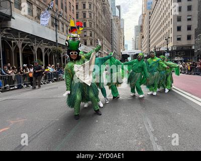 La Columbia fu ben rappresentata nella International Hispanic Day Parade del 2024 sulla 5th Avenue a New York. Foto Stock