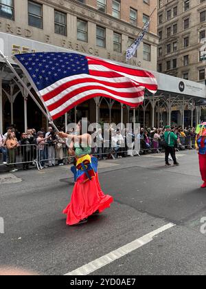 La Columbia fu ben rappresentata nella International Hispanic Day Parade del 2024 sulla 5th Avenue a New York. Foto Stock