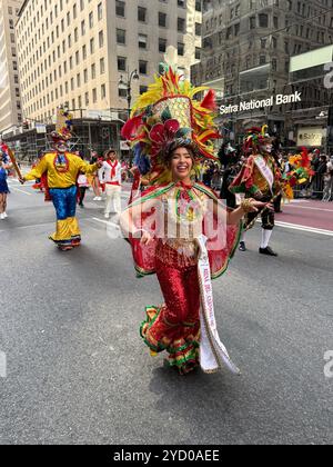 La Columbia fu ben rappresentata nella International Hispanic Day Parade del 2024 sulla 5th Avenue a New York. Foto Stock