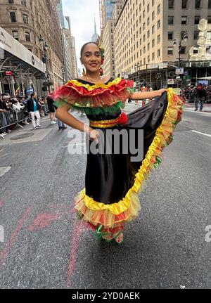 La Columbia fu ben rappresentata nella International Hispanic Day Parade del 2024 sulla 5th Avenue a New York. Foto Stock