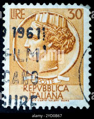 30 lire Siracusana fluorescente - francobollo italiano con una moneta greca di illustrazione Siracusa 1968/1969 serie ordinaria - francobollo italiano Foto Stock