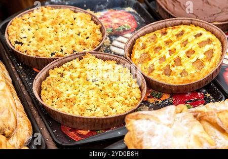 Fresche deliziose torte dolci pronti per la vendita nel mercato locale Foto Stock