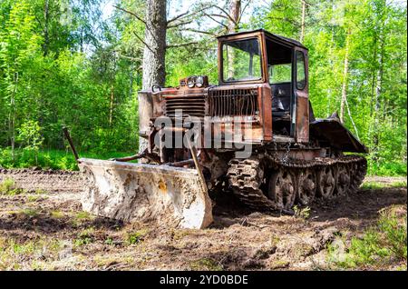 Vecchio trascinatronchi presso la foresta in estate. Il pattinamento macchina per industria del legno Foto Stock