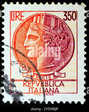 30 lire Siracusana fluorescente - francobollo italiano con una moneta greca di illustrazione Siracusa 1968/1969 serie ordinaria - francobollo italiano Foto Stock