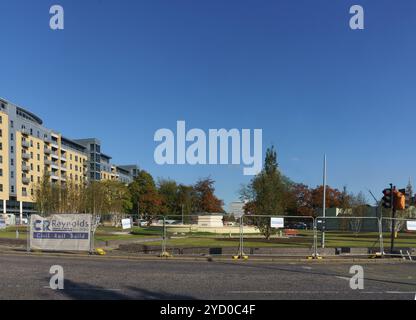 I lavori di riparazione continuano a Queens Gardens, Hull. La fontana centrale (il Rose Bowl) rimane fuori uso. Foto Stock