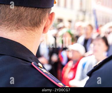 Samara, Russia - 5 Maggio 2018: Russo funzionario di polizia contro la folla durante una protesta dell opposizione al rally città street Foto Stock