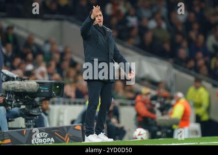 Londra, Regno Unito. 24 ottobre 2024. Maarten Martens, Manager di AZ Alkmaar durante la partita del Tottenham Hotspur FC contro AZ Alkmaar UEFA Europa League turno 1 al Tottenham Hotspur Stadium, Londra, Inghilterra, Regno Unito il 24 ottobre 2024 Credit: Every Second Media/Alamy Live News Foto Stock