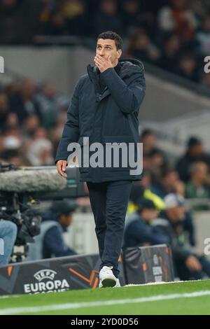 Londra, Regno Unito. 24 ottobre 2024. Maarten Martens, Manager di AZ Alkmaar durante la partita del Tottenham Hotspur FC contro AZ Alkmaar UEFA Europa League turno 1 al Tottenham Hotspur Stadium, Londra, Inghilterra, Regno Unito il 24 ottobre 2024 Credit: Every Second Media/Alamy Live News Foto Stock