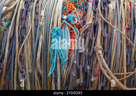 Corde e catene si avvolgono su un grande tamburo di rocchetti di barche da pesca nel porto di Steveston Foto Stock