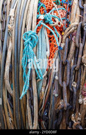 Corde e catene si avvolgono su un grande tamburo di rocchetti di barche da pesca nel porto di Steveston Foto Stock