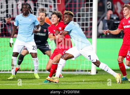 Enschede, Paesi Bassi. 24 ottobre 2024. ENSCHEDE, PAESI BASSI - 24 OTTOBRE: Sam Lammers del FC Twente combatte per il possesso con Fisayo Dele-Bashiru della SS Lazio durante la partita UEFA Europa League 2024/25 di fase MD3 tra FC Twente e SS Lazio a De Grolsch veste il 24 ottobre 2024 a Enschede, Paesi Bassi. (Foto di Peter Lous/Orange Pictures) credito: Orange Pics BV/Alamy Live News Foto Stock