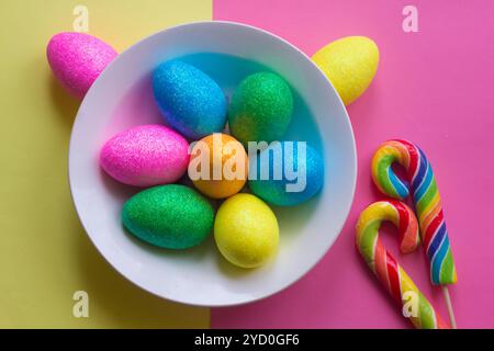 Scheda di pasqua. Dipinto di uova in un cesto e fiori in un vaso. Vacanza ortodossa. La religione e la cultura Foto Stock