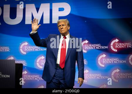 Duluth, Georgia, Stati Uniti. 23 ottobre 2024. Donald Trump si rivolge alla folla di sostenitori alla gas South Arena di mercoledì. (Immagine di credito: © Robin Rayne/ZUMA Press Wire) SOLO PER USO EDITORIALE! Non per USO commerciale! Foto Stock