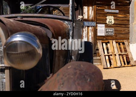 Vecchia auto di Rusty sulla storica Route 66 Foto Stock