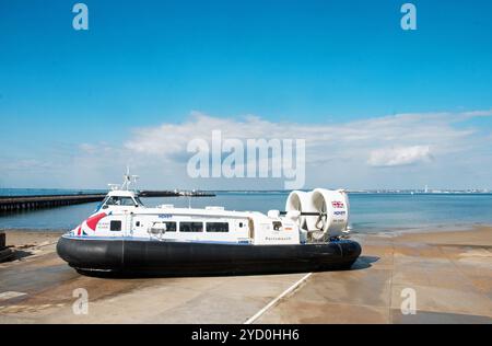 Hovercraft con gonna completamente gonfiata che si sposta verso la zona d'imbarco per prelevare passeggeri per il viaggio attraverso il Solent da Ryde IOW a Portsmouth Foto Stock