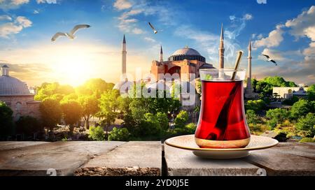 Bollitore per tè e Hagia Sophia al tramonto ad Istanbul in Turchia Foto Stock