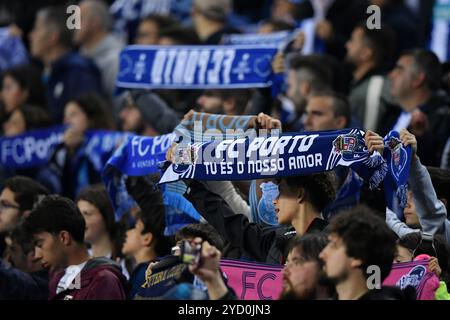 Porto, Portogallo. 24 ottobre 2024. Dragao Stadium, Europa League 2024/2025, FC Porto contro Hoffenheim; FC Porto tifosi, durante la partita UEFA Europa League 2024/2025 tra FC Porto e Hoffenheim al Dragao Stadium di Porto il 24 ottobre 2024. Foto: Daniel Castro/DiaEsportivo/Alamy Live News crediti: DiaEsportivo/Alamy Live News Foto Stock