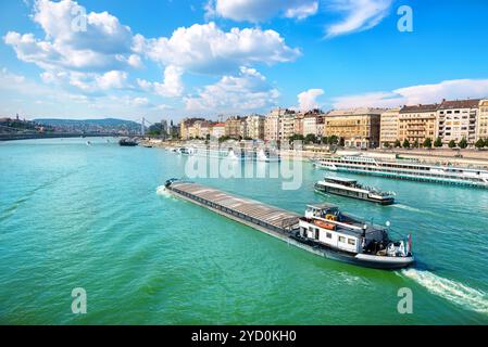 Nave da carico nelle acque del fiume Danubio a Budapest Foto Stock