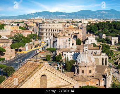 Colosseo e basilica di Roma Foto Stock