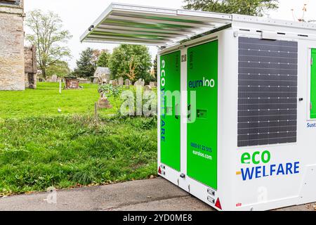 Servizi igienici a energia solare Euro Loo Eco Welfare nel villaggio di Bampton, Oxfordshire, Inghilterra Regno Unito Foto Stock