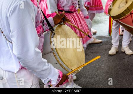 Batteristi per strada con i loro strumenti durante un festival popolare in Brasile Foto Stock