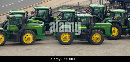 Southampton, Hampshire, Regno Unito, 01 settembre 2024 fila di trattori John Deere in Lot Foto Stock