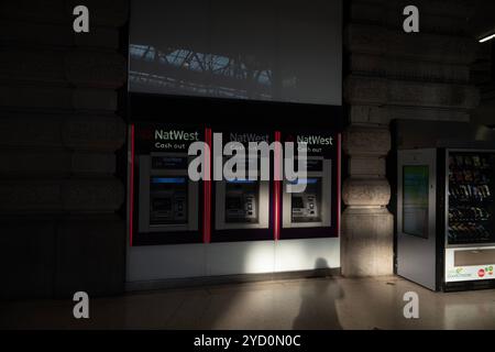 Sportello Bancomat NatWest Bank situato presso la stazione di Waterloo, Inghilterra, Regno Unito Foto Stock