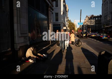 Un senzatetto sul marciapiede lungo lo Strand, nel West End di Londra, quest'anno sono state viste oltre 11.000 persone dormire duramente nella capitale, Inghilterra, Regno Unito Foto Stock