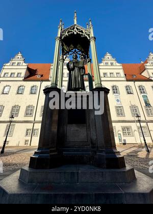 Monumento a Martin Lutero progettato da Schadow sulla piazza del mercato con l'Altes Rathaus a Lutherstadt Wittenberg, Sassonia-Anhalt, Germania Foto Stock