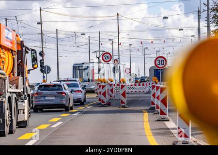 Il ponte Josef-Kardinal-Frings, autostrada federale B1, tra Düsseldorf e Neuss, a causa di massicci danni al ponte, solo una delle 2 corsie direzionali è S. Foto Stock